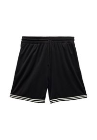 Shorts de sport noirs en tissu léger, avec une taille élastique dotée d'un cordon de serrage et des accents rayés blancs sur l'ourlet.