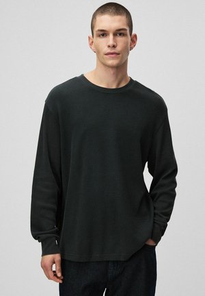 - Bluzka z długim rękawem