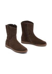Stivaletti in suede marrone con cerniera laterale, suola flat bassa e punta rotonda. La texture è liscia con una leggera lucentezza.