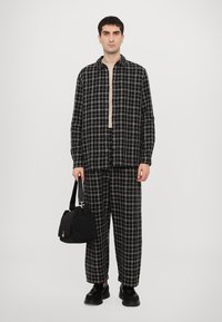 Henrik Vibskov ECLIPSE PANTS UNISEX - Hlače - black