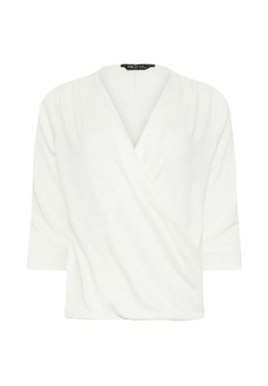 Blusa blanca de manga larga con escote en V y detalles de tela ligeramente fruncida.