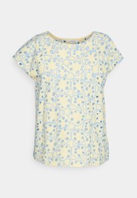 Haut jaune clair avec un motif floral bleu, manches courtes et encolure ronde. Tissu doux avec une coupe décontractée et des détails de coutures minimalistes.