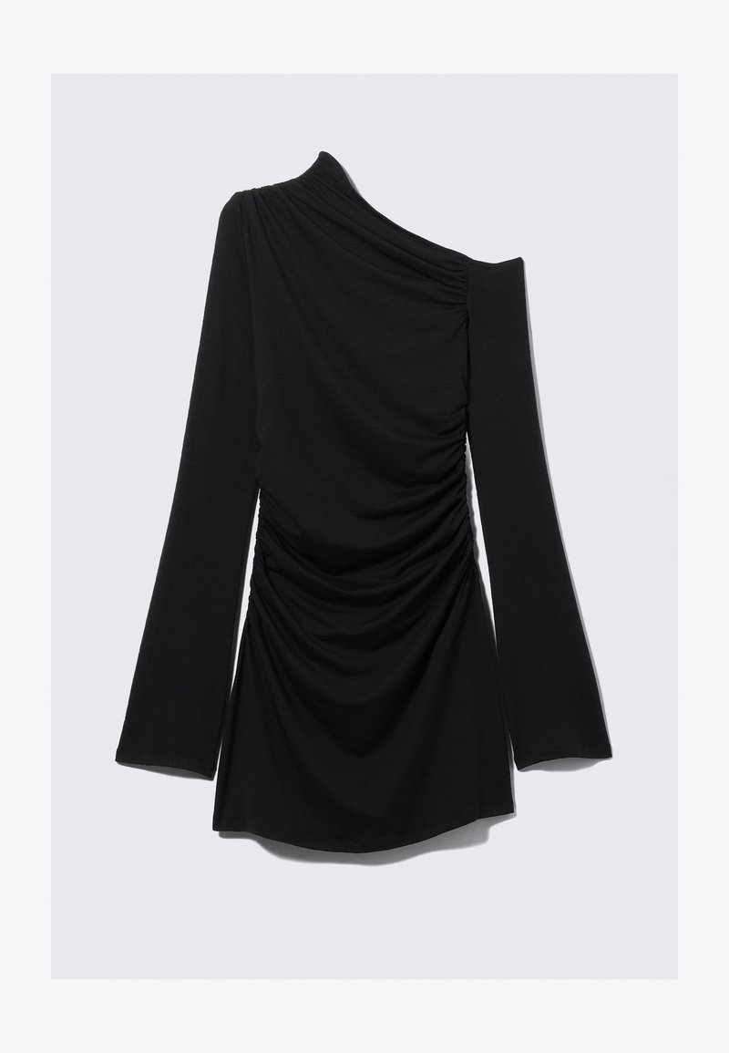 Svart topp med én skulder og lange ermer, med rynket tekstur på kroppen og glatt stoff, som skaper en drapert silhuett.