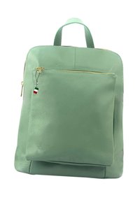Groene leren rugzak met een gestructureerde afwerking, voorzien van een voorzak met rits en een klein Italiaans vlaggetje als sleutelhanger. Eenvoudig rechthoekig ontwerp.