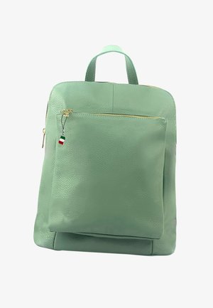 Groene leren rugzak met een gestructureerde afwerking, voorzien van een voorzak met rits en een klein Italiaans vlaggetje als sleutelhanger. Eenvoudig rechthoekig ontwerp.
