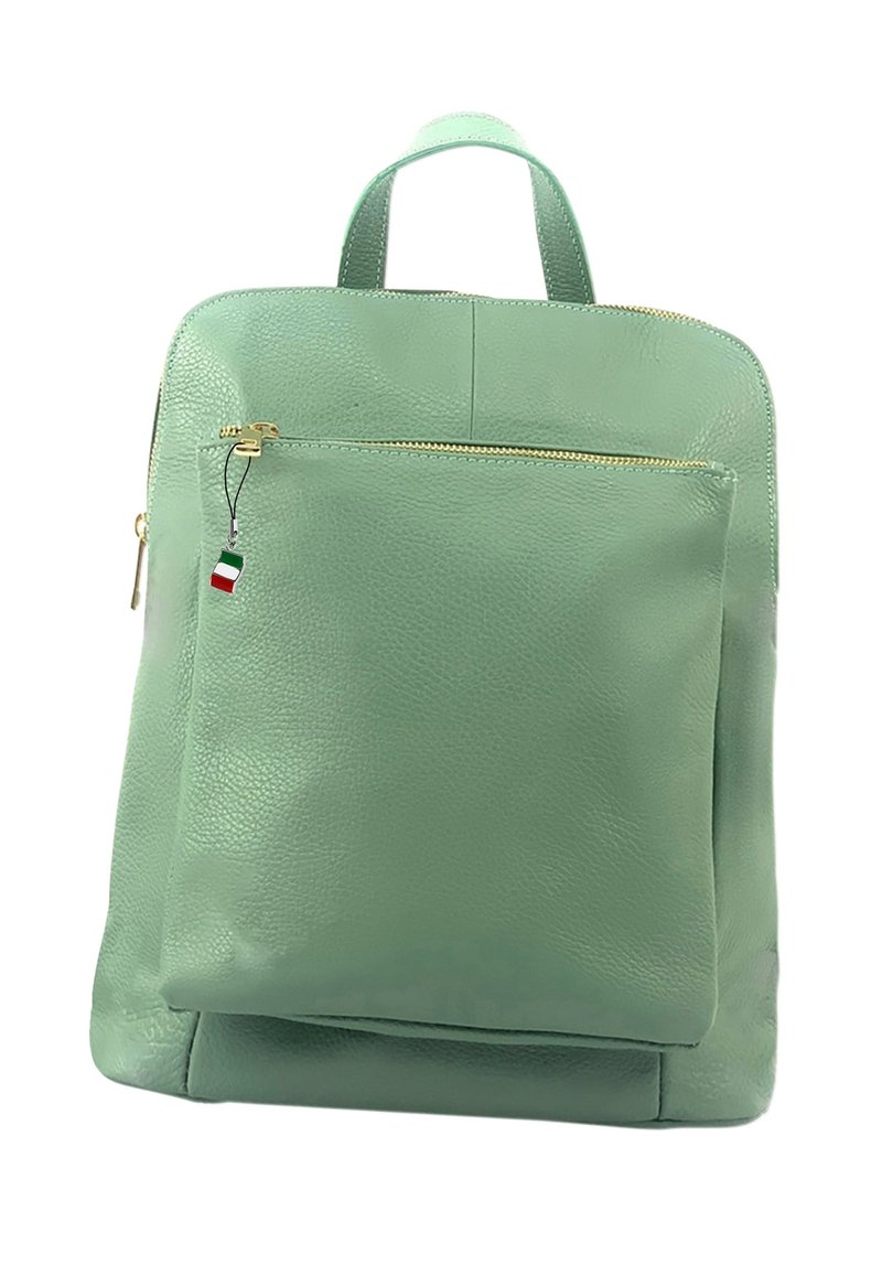 Groene leren rugzak met een gestructureerde afwerking, voorzien van een voorzak met rits en een klein Italiaans vlaggetje als sleutelhanger. Eenvoudig rechthoekig ontwerp.
