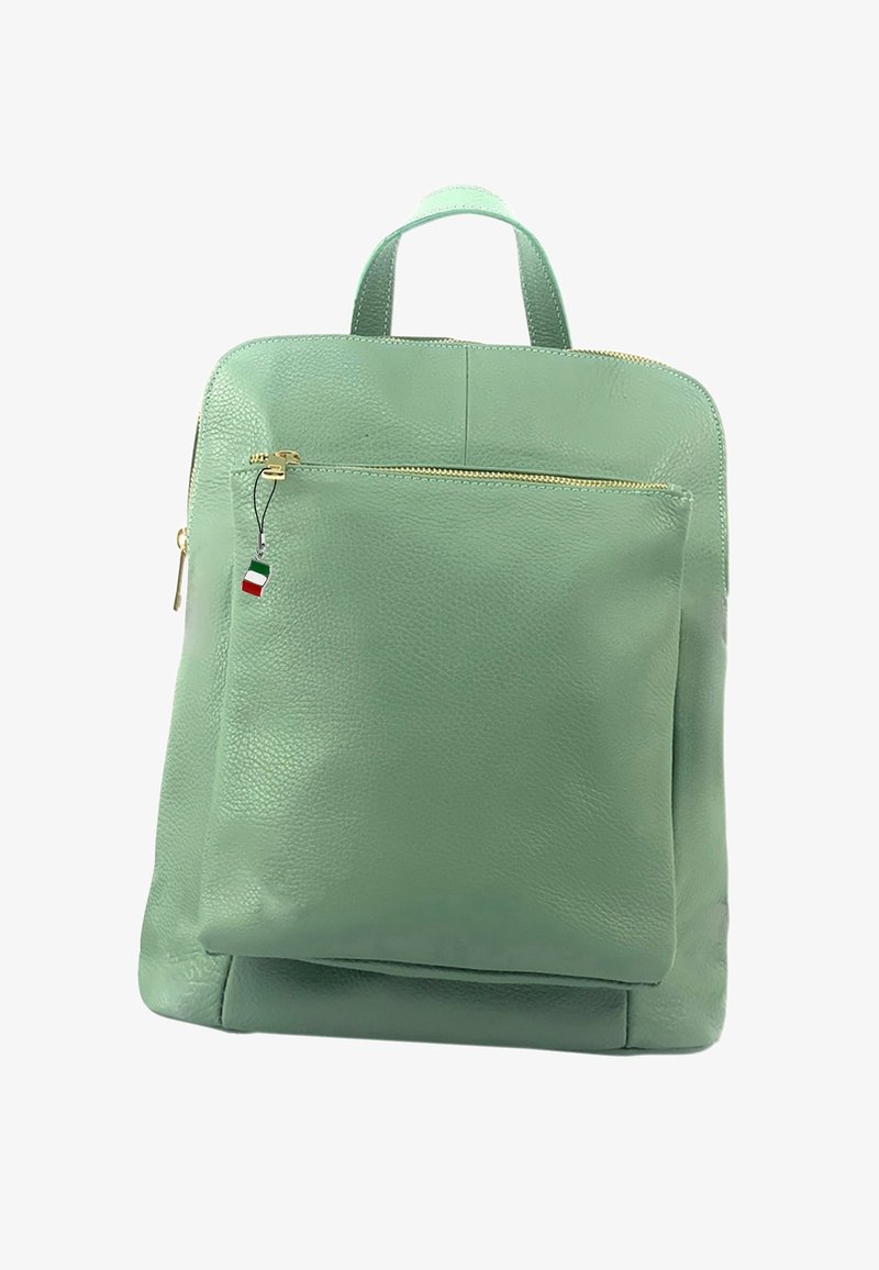 Groene leren rugzak met een gestructureerde afwerking, voorzien van een voorzak met rits en een klein Italiaans vlaggetje als sleutelhanger. Eenvoudig rechthoekig ontwerp.