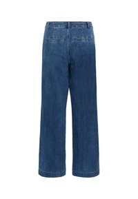 Jean denim bleu à jambes larges vu de dos avec deux poches arrière horizontales et des passants pour ceinture à la taille.