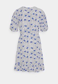 Weißes Kleid mit kurzen Puffärmeln, das ein blaues Blumenmuster zeigt, das zwischen schwarzen dreieckigen Formen verteilt ist, und einen ausgestellten Saum hat.