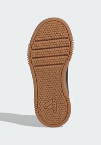 Gummisåle til sneakers med et teksturert, bikake-mønster. Har en brun nyanse med riller for grep og "adidas"-merke preget.