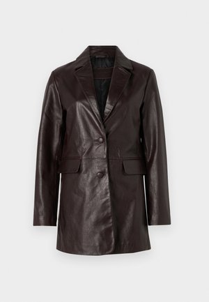 Blazer de couro castanho com fecho de botão único, lapelas recortadas, bolsos laterais e uma textura suave. Corte ajustado, mangas longas.