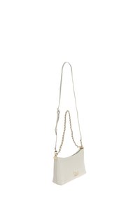 Piccola borsa crossbody bianca con motivo trapuntato, catena dorata e tracolla regolabile, logo dorato sul davanti, chiusura con zip nella parte superiore.