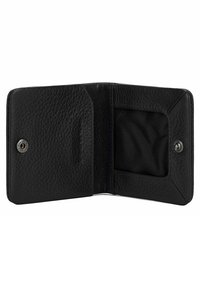 Zwarte leren portemonnee met een gestructureerde afwerking, voorzien van een drukknoopsluiting en een kaartsleuf aan de linkerkant met een verwijderbaar id-venster aan de rechterkant.