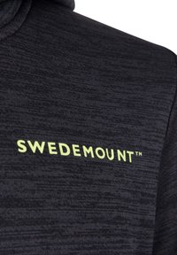 Abbigliamento grigio scuro con un tessuto testurizzato. Il logo "SWEDEMOUNT" è in evidenza in un verde chiaro contrastante.