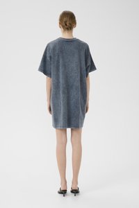 Rento denim-mekko sinisessä pesussa, lyhyillä hihoilla, pyöreällä kaula-aukolla, väljä istuvuus ja puoliväli-reisi pituus, pehmeä tekstuuri.
