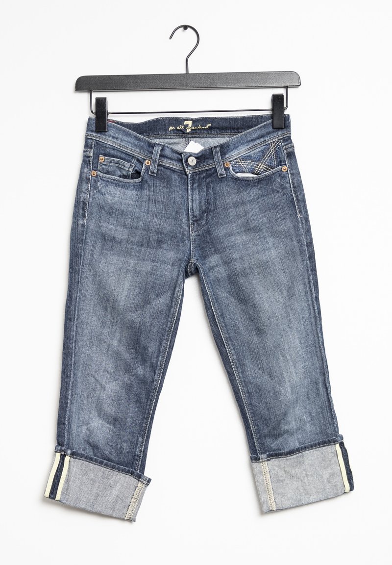 Jeans de mezclilla en azul oscuro, con un corte recto y puños dobles, cinturilla en contraste y bolsillos frontales en ángulo con detalles de costura.