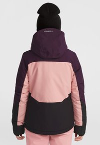 Veste colorée avec des panneaux violets, roses et noirs; tissu résistant à l'eau; capuche ajustable; poignets élastiques; logo au dos.