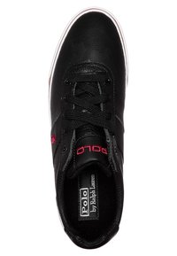 Zapatilla de senderismo negra de cuero con cordones negros, logotipo rojo "POLO", textura suave, suela de goma y borde blanco alrededor de la base.