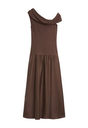 Robe midi marron sans manches avec un col asymétrique plié et une jupe froncée.