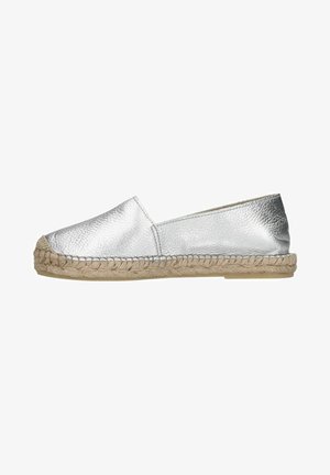 Zilveren espadrille flats met een textuur aan de bovenkant, espadrille-stijl jute zool en zonder sluiting of extra versieringen.