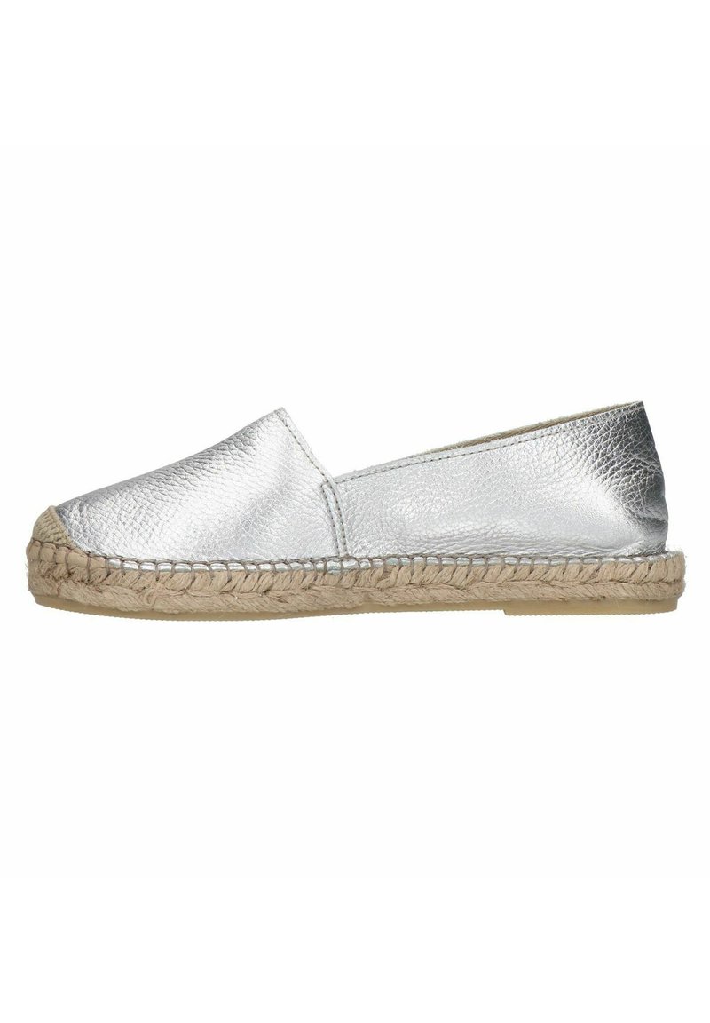 Zilveren espadrille flats met een textuur aan de bovenkant, espadrille-stijl jute zool en zonder sluiting of extra versieringen.