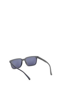 Ochelari de soare gri cu un finisaj mat, lentile dreptunghiulare și nuanță albastră închisă. Au brațe subțiri gri cu branding subtil aproape de balama.