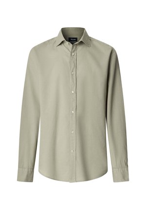 Camisa de hombre de manga larga en color oliva claro con botones, cuello y puños abotonados sobre fondo blanco.