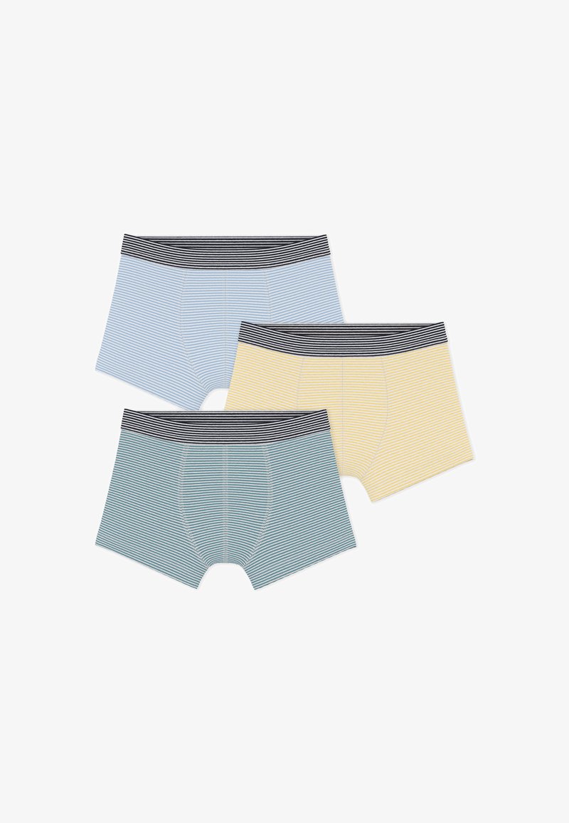 Trois paires de shorts boxers en bleu clair, jaune pâle et sarcelle, avec de fines rayures verticales et une ceinture noire rayée.