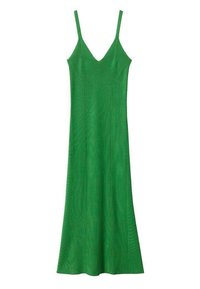 Robe maxi tricotée verte avec fines bretelles ajustables, présentant un décolleté en V et une texture côtelée verticale. Pas de motifs ou ornements visibles.