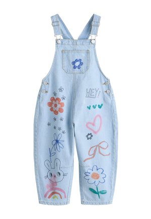 Lyseblå denimheldragt med justerbare stropper, dekoreret med farverige kruseduller, herunder blomster, hjerter, en sløjfe, en kanin og ordet "HEY".