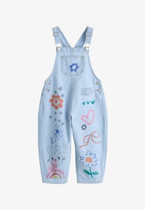 Hellblaue Jeans-Latzhosen mit verstellbaren Trägern, verziert mit bunten Kritzeleien, darunter Blumen, Herzen, eine Schleife, ein Hase und das Wort „HEY“.