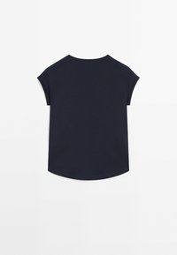 Mörkblå t-shirt med korta, rullade ärmar, rund halsringning och en rundad nederkant. Slät yta, normal passform, bakvy.