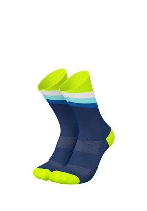 Paar Sportsocken mit marineblauem Grund, neon-gelben Zehen und Bündchen sowie hellblauen und weißen Streifen nahe der Oberseite.