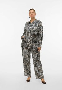 Komplet koszuli i spodni z drukowanego jedwabiu w niebiesko-beżowy wzór zebra, o luźnym kroju, długich rękawach i kieszeniach.