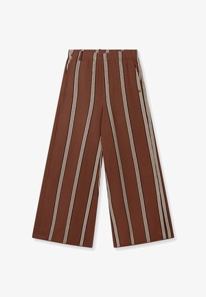 Pantalon brun à jambes larges avec des rayures verticales blanches, taille élastique et poches latérales, posé à plat sur fond blanc.