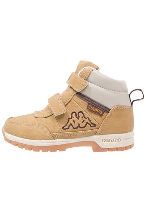Beżowo-brązowe wysokie buty sportowe marki Kappa z dwoma rzepa, brązowym logo po boku i pętelką z tyłu.