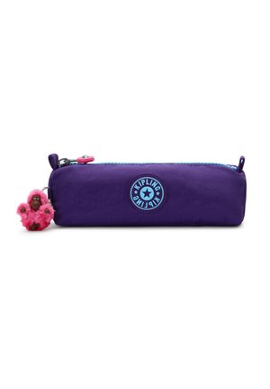 Paarse rechthoekige pennenzak met blauwe rits, Kipling-logo in het midden en een kleine roze pluchen apensleutelhanger bevestigd aan de rits.