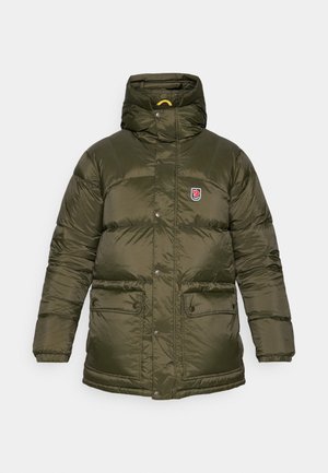 Olijfgroene, gewatteerde winterjas met capuchon, drukknoopsluiting, twee voorste klepzakken en een klein rood-wit logo op de borst.