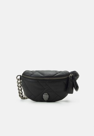 Borsa nera trapuntata dalla forma arrotondata, con tracolla a catena argentata, chiusura con zip e emblema decorativo sul davanti. Texture liscia e design compatto.