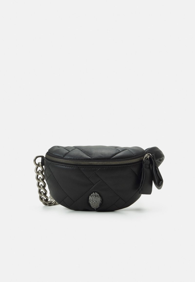 Musta tikattu laukku pyöreällä muotoilulla, hopeaketjusolkaimella, vetoketjusuljennalla ja koristeellisella tunnisteella edessä. Sileä pinta ja kompakti muotoilu.