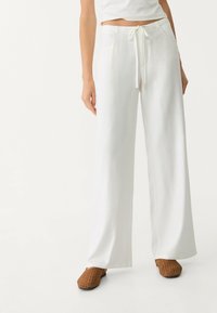 Stradivarius - FLOWY WITH POCKETS - Trousers - beige Thumbnail Image 1