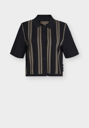 Μαύρο πουκάμισο με κοντά μανίκια, κουμπιά, κάθετες ελαιόχρωμες λωρίδες και γιακάς, πλεκτή υφή και ετικέτα επωνυμίας στον λαιμό.