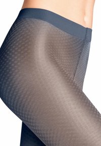 Collant trasparenti con un design texturizzato, caratterizzati da un cinturino scuro. Il materiale è leggero e leggermente lucido con un motivo a rete.