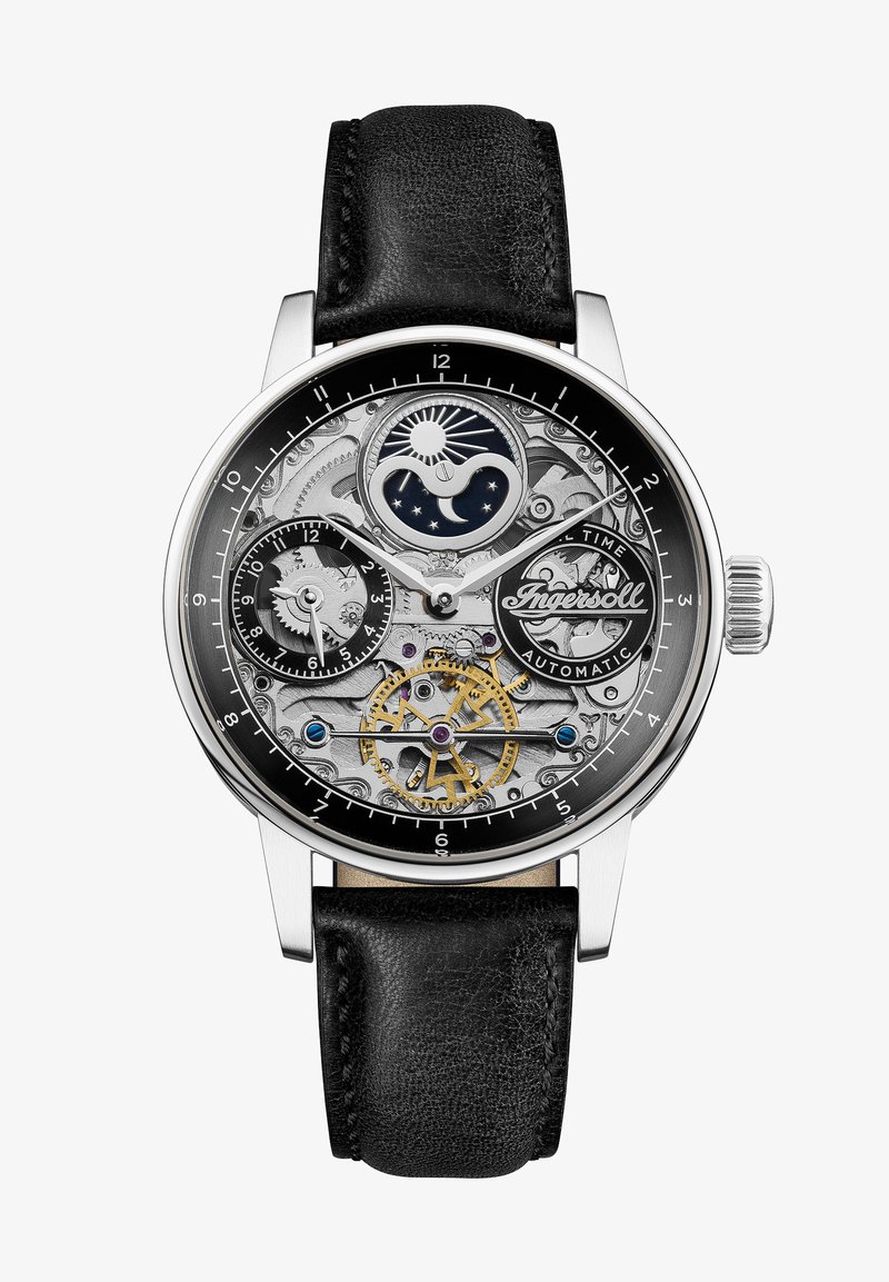 Automatische polshorloge met een zilveren roestvrijstalen kast, zwarte wijzerplaat, transparante beweging, gouden accenten en een zwarte leren band.