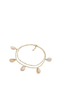 Pulsera en tono dorado que presenta múltiples acentos de concha blanca con rayas naranjas, enlazados por finas cadenas, cierre ajustable para abrochar.