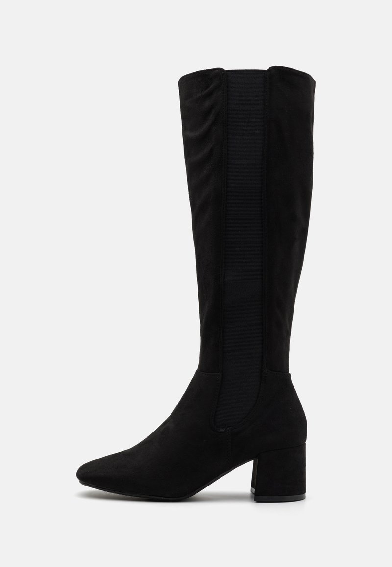 Botte noire en daim montant jusqu'au genou avec un bout pointu, un talon bloc, et des panneaux latéraux élastiques pour faciliter l'enfilage. Texture lisse sans motifs visibles.