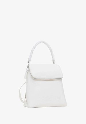 Hvid håndtaske med et struktureret design, tekstureret håndtag, lynlåslukning og præget brandlogo på forsiden. Justerbar skulderrem medfølger.