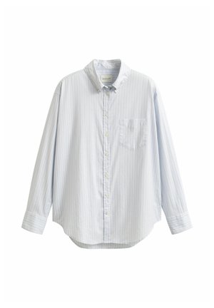 Camicia azzurro chiaro a maniche lunghe con bottoni, strisce verticali bianche sottili e taschino sul petto, colletto con bottoni frontali.