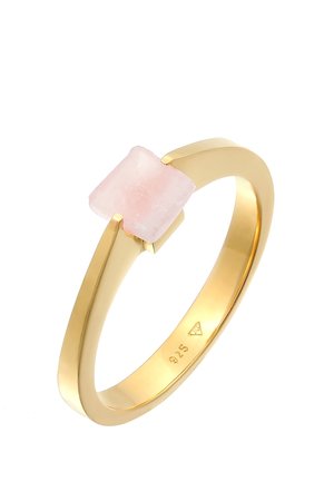 Bague en or avec un large anneau présentant une pierre précieuse carrée rose pâle sertie dans un chaton à quatre griffes, gravée de « "925" » à l'intérieur de l'anneau.