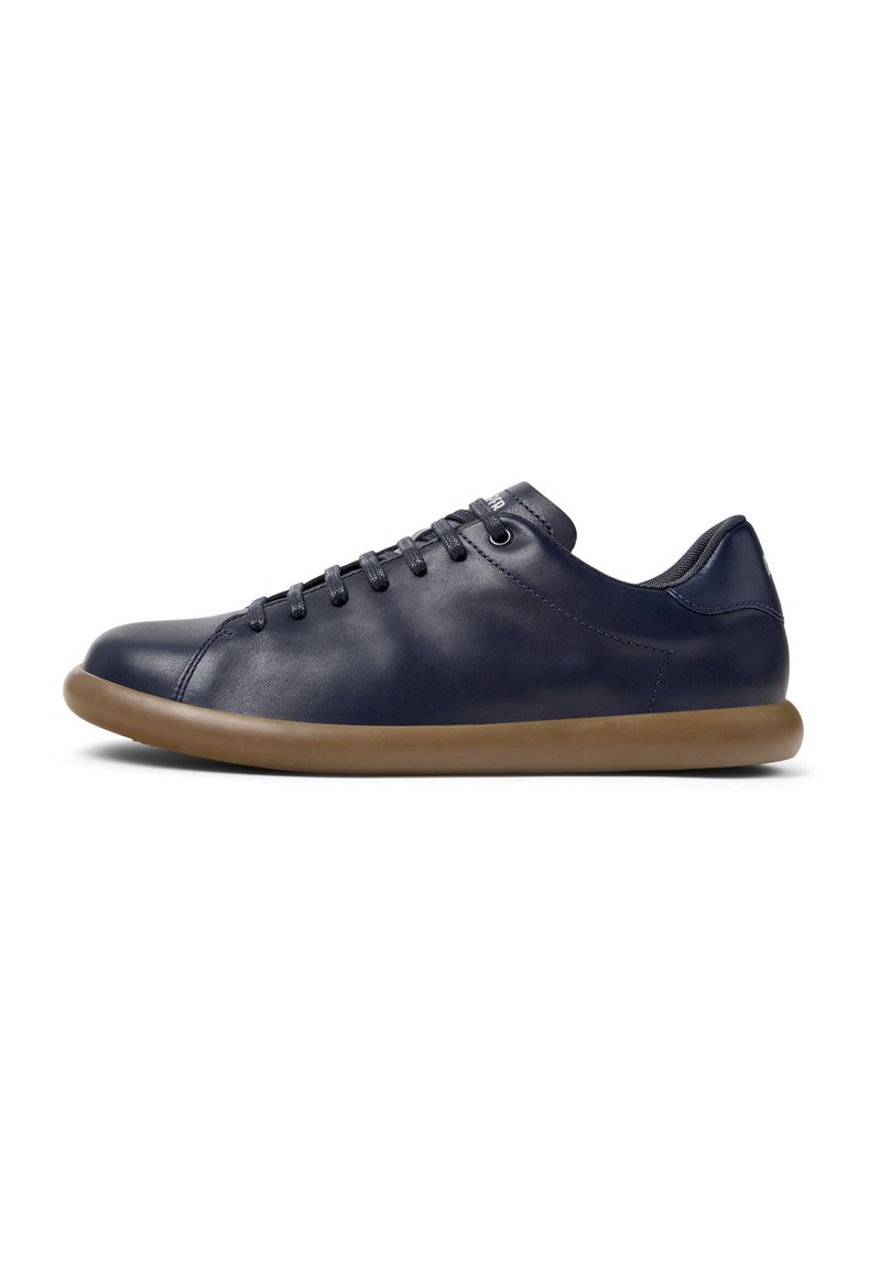 Sneakers in pelle blu con finitura liscia, caratterizzati da una punta arrotondata, sei asole e una suola flessibile in gomma marrone. Design minimalista.